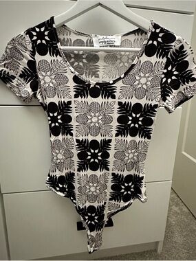Lola Simply Sisters Hilo Hawaii NWOT Ulu hibiscus quilt Hawaiian bodysuit